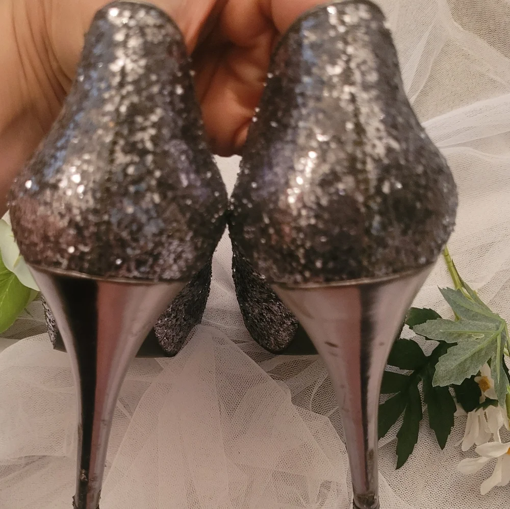 4/$25  GUESS Silver Glitter Heels Used - Picture 3 of 14